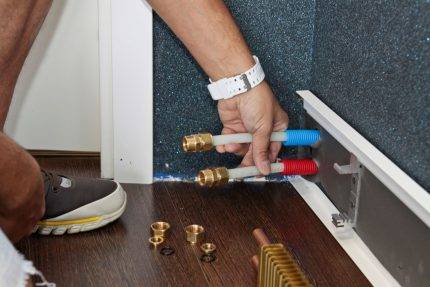 Baseboard opvarmning: funktioner ved installation af en vand og elektrisk varm baseboard