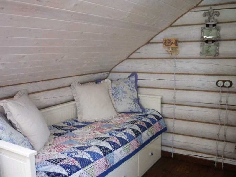 Offene Retro-Verkabelung in einem Holzhaus: stilvoll und ungewöhnlich