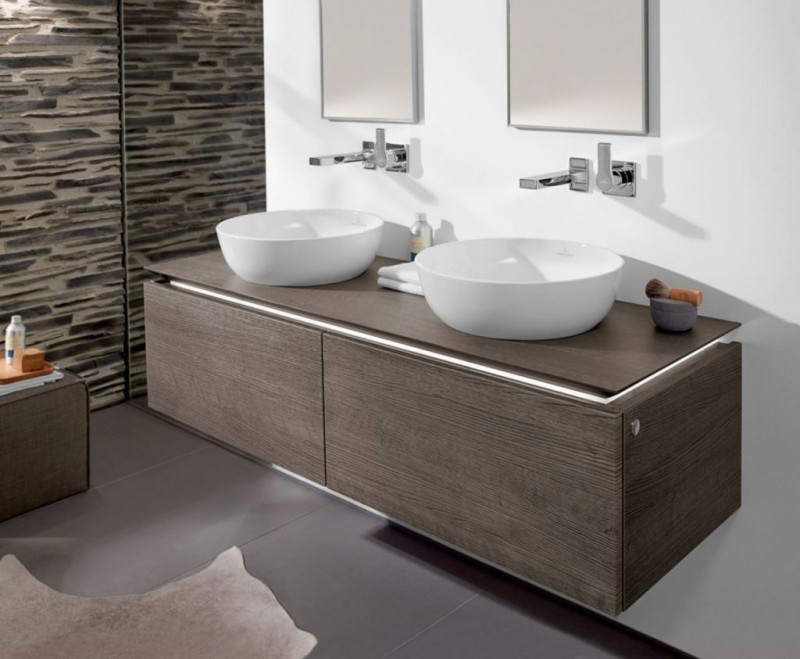 Installation af en vask i et badeværelse ved hjælp af et cantilever-design som eksempel