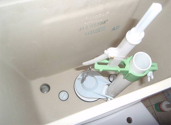 Dichtung zwischen Tank und Toilette: Typen, Zweck, Installationsmerkmale