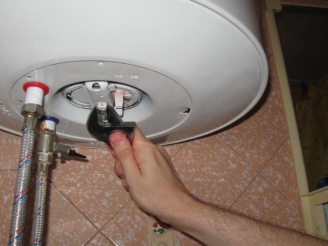 So lassen Sie Wasser aus einem Kessel ab - Anweisungen