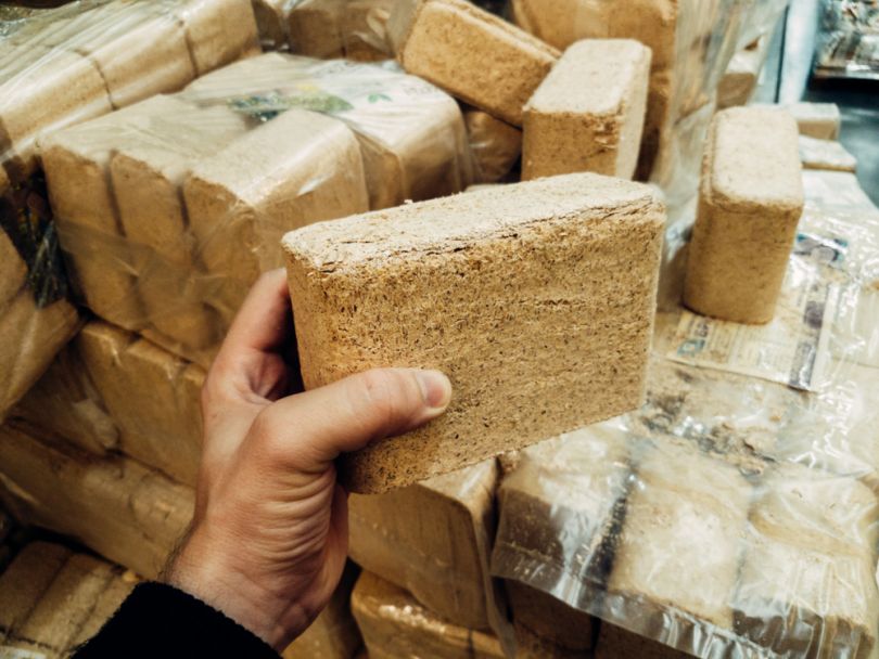 Brennstoffbriketts aus Sägemehl (Euro-Brennholz): Zusammensetzung, Typen, Heizen