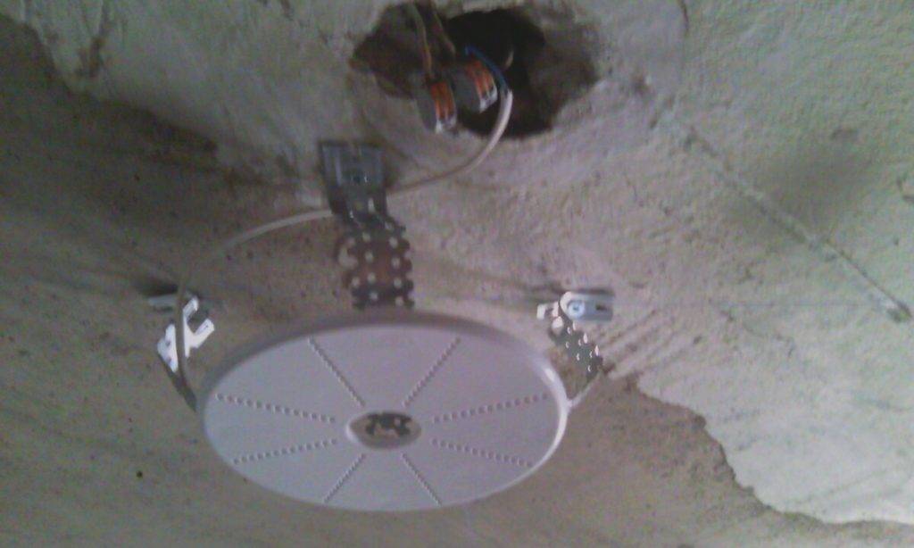 Do-it-yourself-Installation von Strahlern in einer Spanndecke: Schritt-für-Schritt-Installationsanleitung
