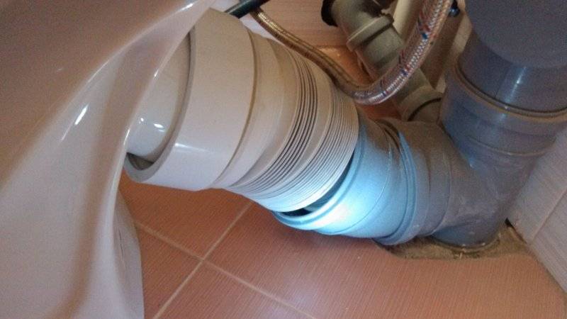So schließen Sie eine Toilette ohne Riffelung an der Wand an einen Abwasserkanal an