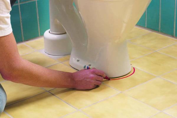 Installieren Sie eine Bodentoilette mit Ihren eigenen Händen und schließen Sie sie an den Abwasserkanal an
