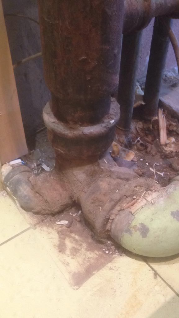 Anleitung zum richtigen Verbinden eines Kunststoff-Abwasserrohrs mit einem Gusseisenrohr: Arbeitsablauf, Methoden mit Manschette, Pressfitting, Verstemmen