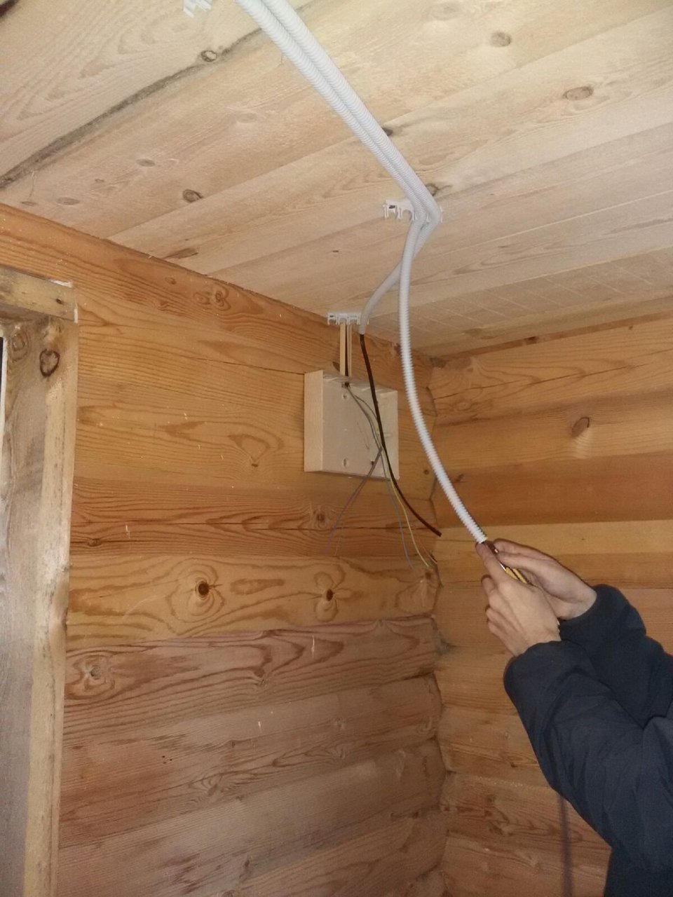 So verlegen Sie selbstständig elektrische Leitungen in einem Fachwerkhaus