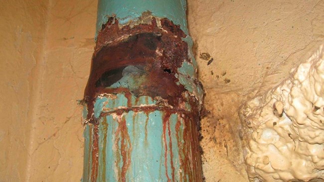 Der Geruch aus dem Abwasserkanal in der Wohnung: Arten von technischen Störungen und wie man sie beseitigt