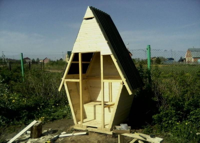 So bauen und installieren Sie eine Toilette für eine freistehende Landtoilette