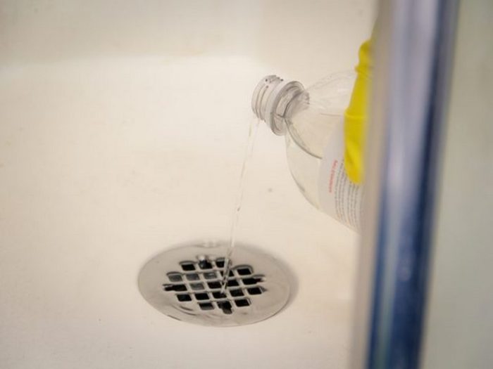 Beseitigen Sie die Verstopfung im Badezimmer zu Hause: Soda, Kabel