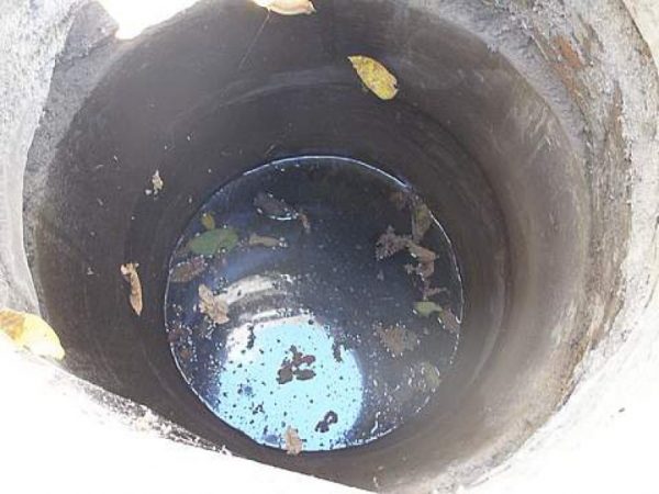 Hvorfor er der grumset eller gult vand i brønden: årsager til forurening og metoder til at fjerne dem
