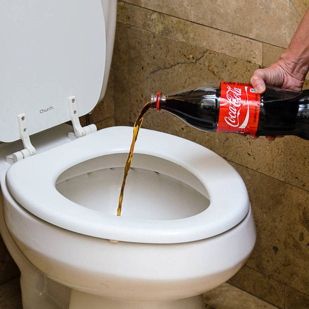 So reparieren Sie eine verstopfte Toilette: Wie und wie man einen verstopften Abfluss zu Hause reinigt