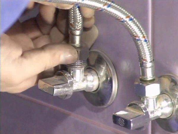 So tauschen Sie den Wasserhahn in der Küche aus: Entfernen Sie den alten Wasserhahn und installieren Sie einen neuen