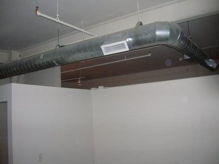 Sådan installeres ventilationskanaler: installationsteknikker til fastgørelse til vægge og loft