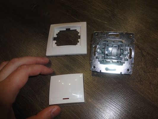 Sådan afmonteres en lyskontakt til reparation eller udskiftning