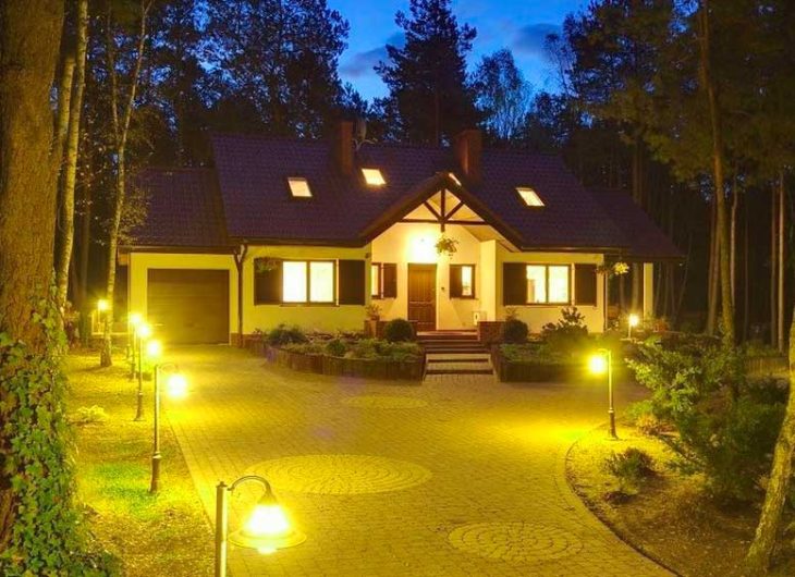 Merkmale der dekorativen Beleuchtung eines Landhauses