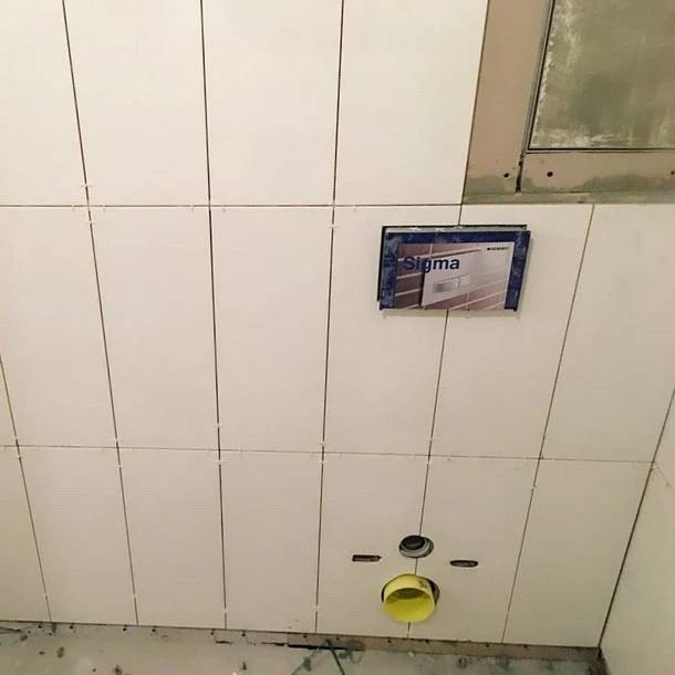 Hvordan man lukker rørene i toilettet: hvordan man bedst skjuler og skjuler rørledningen