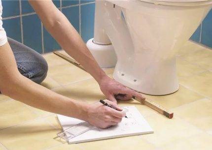So installieren Sie eine Toilette auf einer Fliese: Ein Überblick über die besten Möglichkeiten und technischen Nuancen