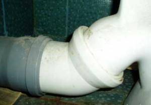 Merkmale der Installation eines Toilettenablaufs senkrecht zur Ebene des Abwasserkanalsteigrohrs