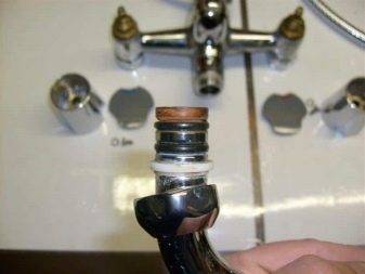 So tauschen Sie den Wasserhahn in der Küche aus: Entfernen Sie den alten Wasserhahn und installieren Sie einen neuen