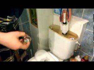 So beheben Sie ein Leck in der Toilette: Was tun, wenn Wasser fließt?