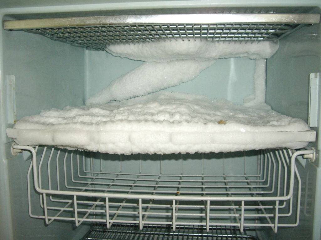 So tauen Sie den Kühlschrank ohne Frost ab: Schritt-für-Schritt-Anleitung