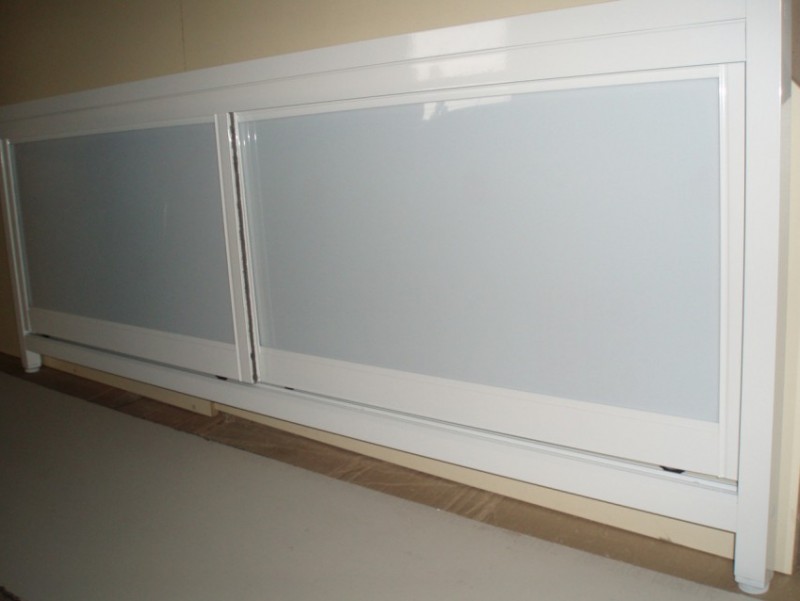 Wie erstelle ich eine funktionale Badezimmerwand mit Regalen?