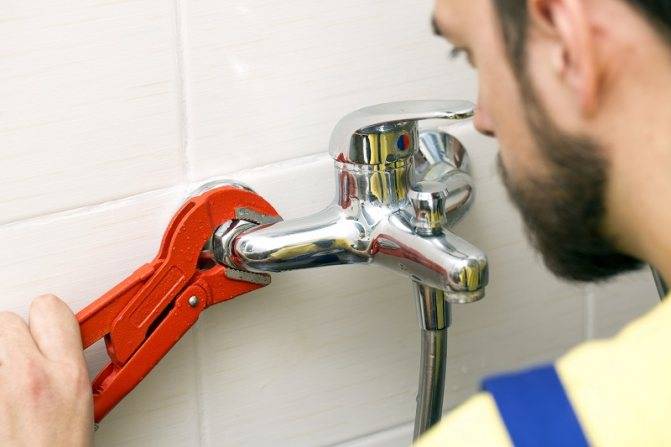 So installieren Sie einen Wasserhahn in der Küche