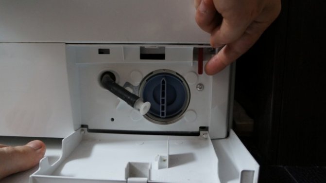 Wie öffnet man die atlant Waschmaschine, wenn sie verstopft ist?