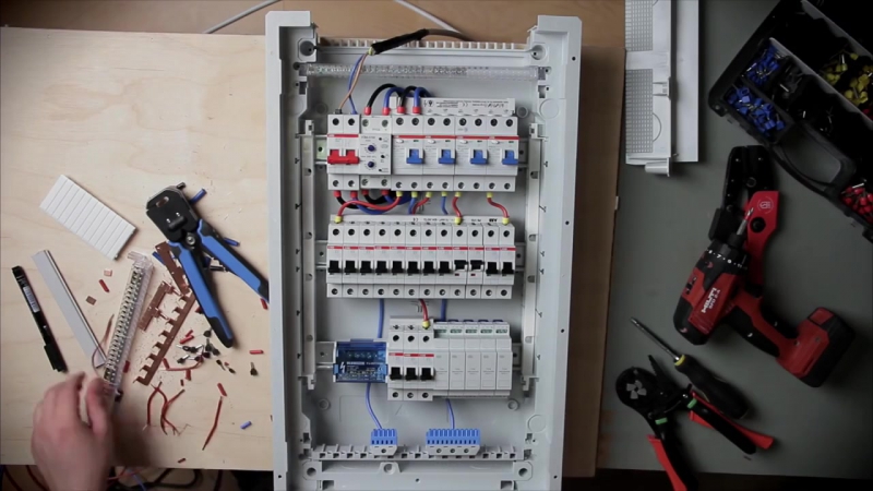 Korrekte Montage und Installation des Schaltschranks: Auswahl des Stromkreises, Auswahl der Abschirmung, Installationsphase, Markierung und Schutz der Kabel, deren Trennung, Vormontage + Geheimnisse einer erfolgreichen Installation