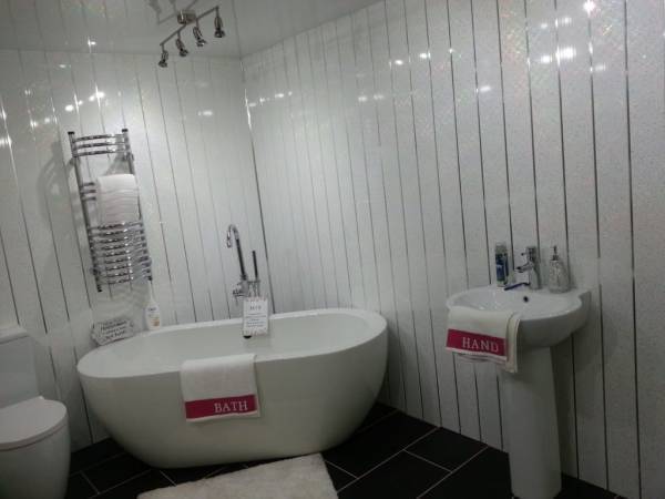 Badezimmer aus Kunststoffpaneelen: Arten von Paneelen + eine kurze Anleitung zur Veredelung