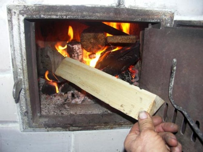 Wie man einen Ofen richtig mit Holz und Kohle, Anzündholz, Brennholz für einen Ofen beheizt