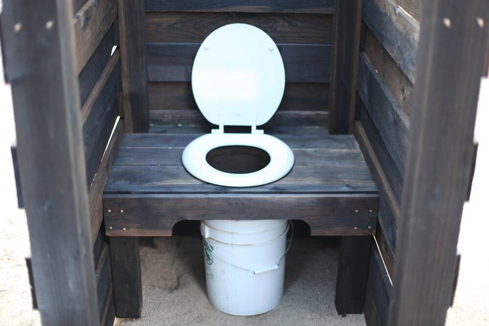 Toilette auf dem Land mit eigenen Händen. Schritt für Schritt Foto
