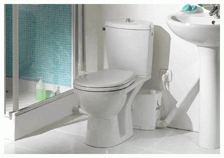 Hvordan flytter man toilettet væk fra stigrøret, når man kombinerer bad og toilet?