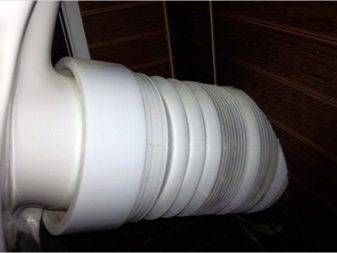Installation af bølgeformet montering til toiletkummen og de specifikke detaljer for tilslutning af VVS med det