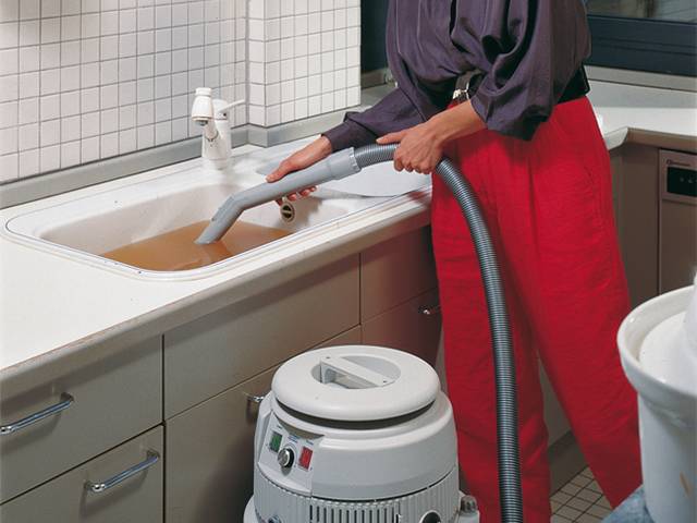 Was tun, wenn das Waschbecken in der Küche verstopft ist: So reinigen Sie die Verstopfung mit Ihren eigenen Händen
