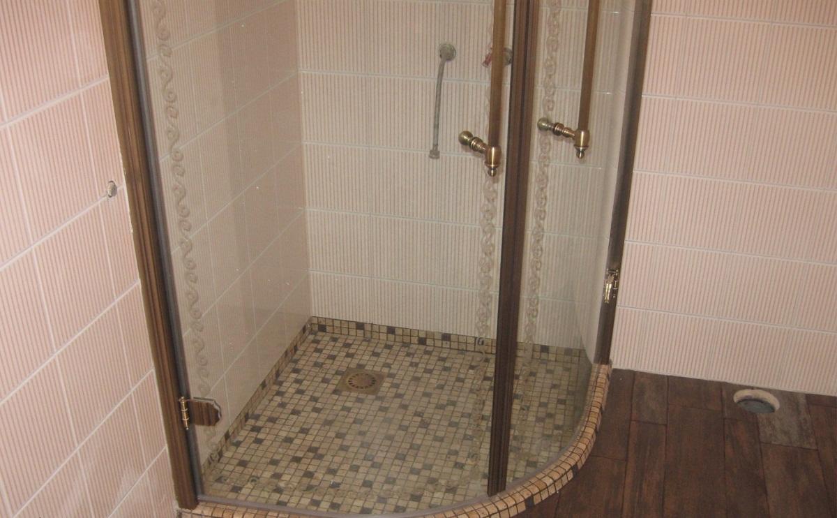Wie man eine Dusche ohne Wanne mit einem Abfluss im Boden macht