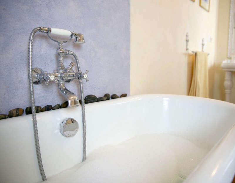 Restaurering af badekar med flydende akryl: hvordan man korrekt dækker et gammelt badekar med ny emalje