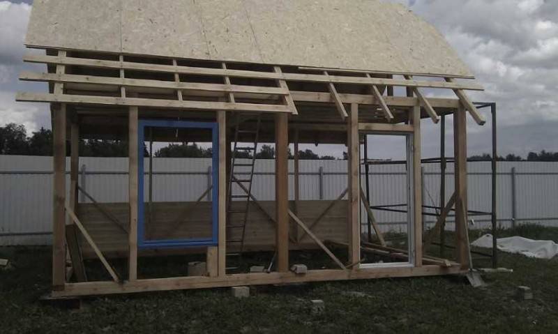 So bauen Sie selbst ein Holzhaus für einen Brunnen: eine Auswahl der besten Ideen und ein Baubeispiel
