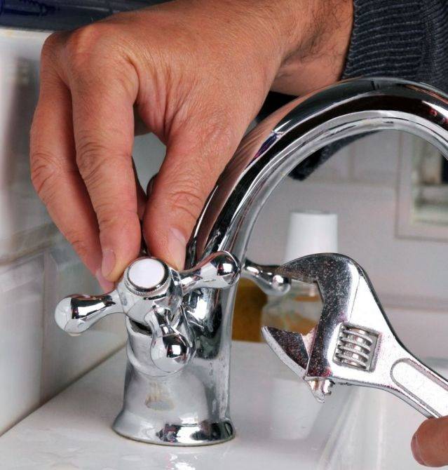 Der Wasserhahn ist undicht, wir reparieren einen Einhebelmischer