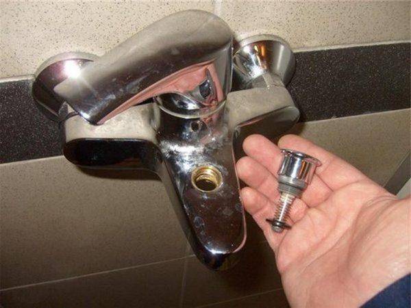 Was tun, wenn ein Wasserhahn undicht ist: Mögliche Ursachen einer Störung + typische Reparaturen