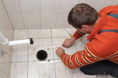 Hvordan installeres en toiletskål med vandret skylning?