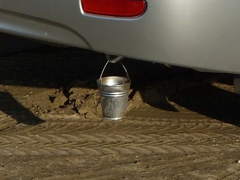 Warum hängen Autofahrer einen kleinen Eimer hinter das Auto?