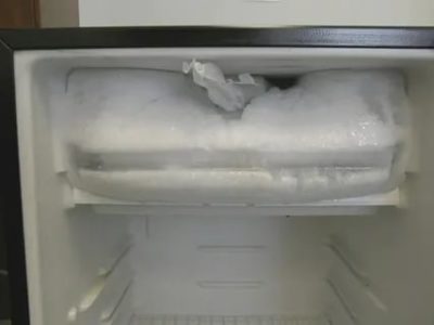So tauen Sie den Kühlschrank schnell ab: 5 Möglichkeiten