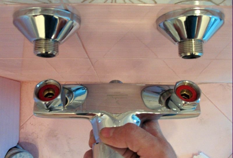 Installation eines Wasserhahns in der Küche Schritt für Schritt Anleitung