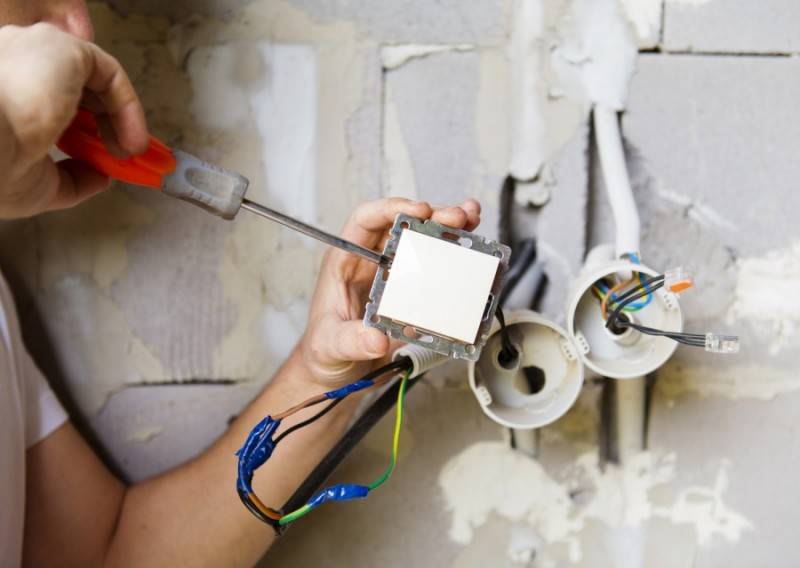 So schließen Sie einen Pass-Through-Switch an: Analyse der Schaltkreise + Schritt-für-Schritt-Anleitung zum Anschließen