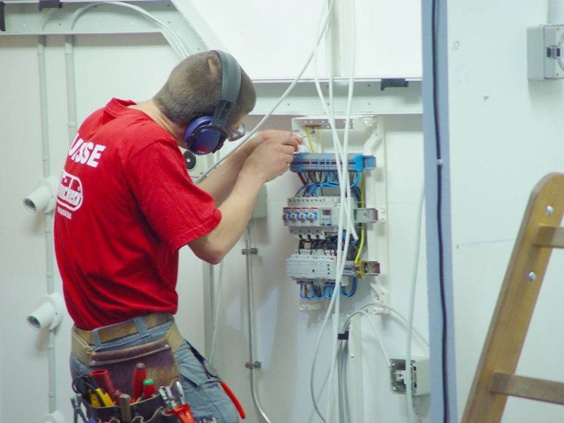 Verlegen von elektrischen Leitungen in einer Wohnung: ein Überblick über die wichtigsten Schemata und das Verfahren zur Durchführung von Arbeiten