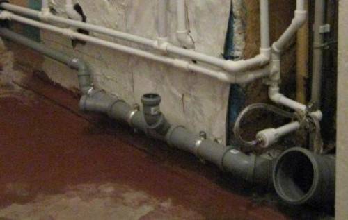 Welche Rohre eignen sich besser für internes Abwasser - Gusseisen oder Kunststoff?