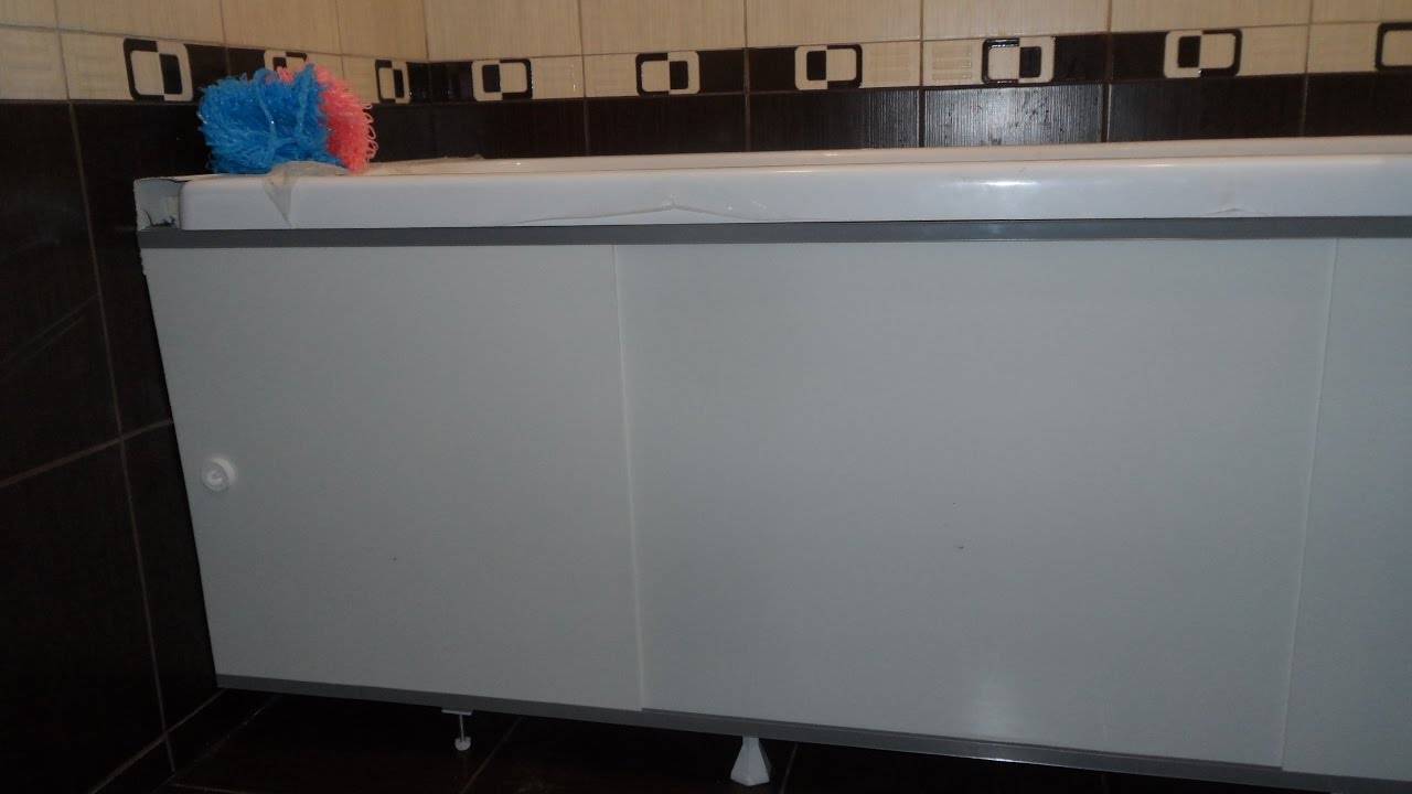 Schiebewand für die Badewanne (69 Fotos): 170 und 150 cm lang, wie man PVC-Platten mit eigenen Händen auf einer Acrylbadewanne installiert