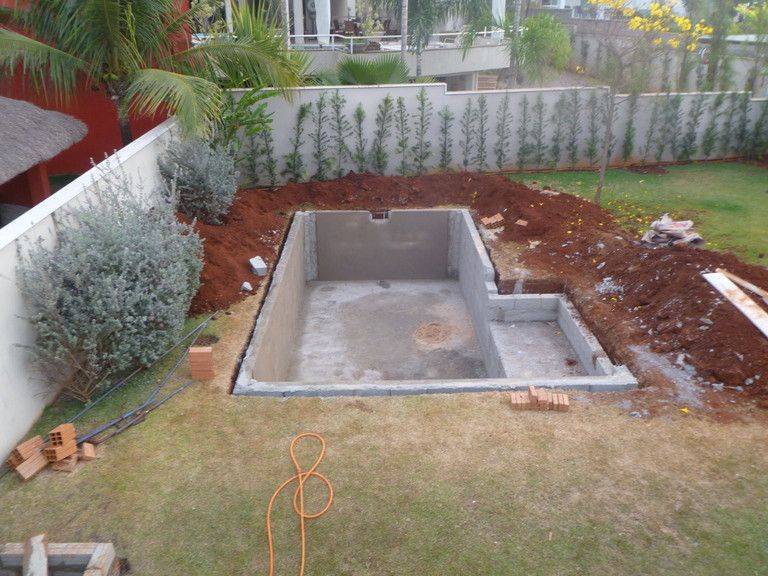Wir bauen einen Pool mit unseren eigenen Händen auf dem Land.
